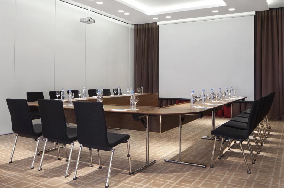 Конфигурация конференцзала может быть организована так, как вам нравится, гибкое пространство для встреч будет дополнительным преимуществом.